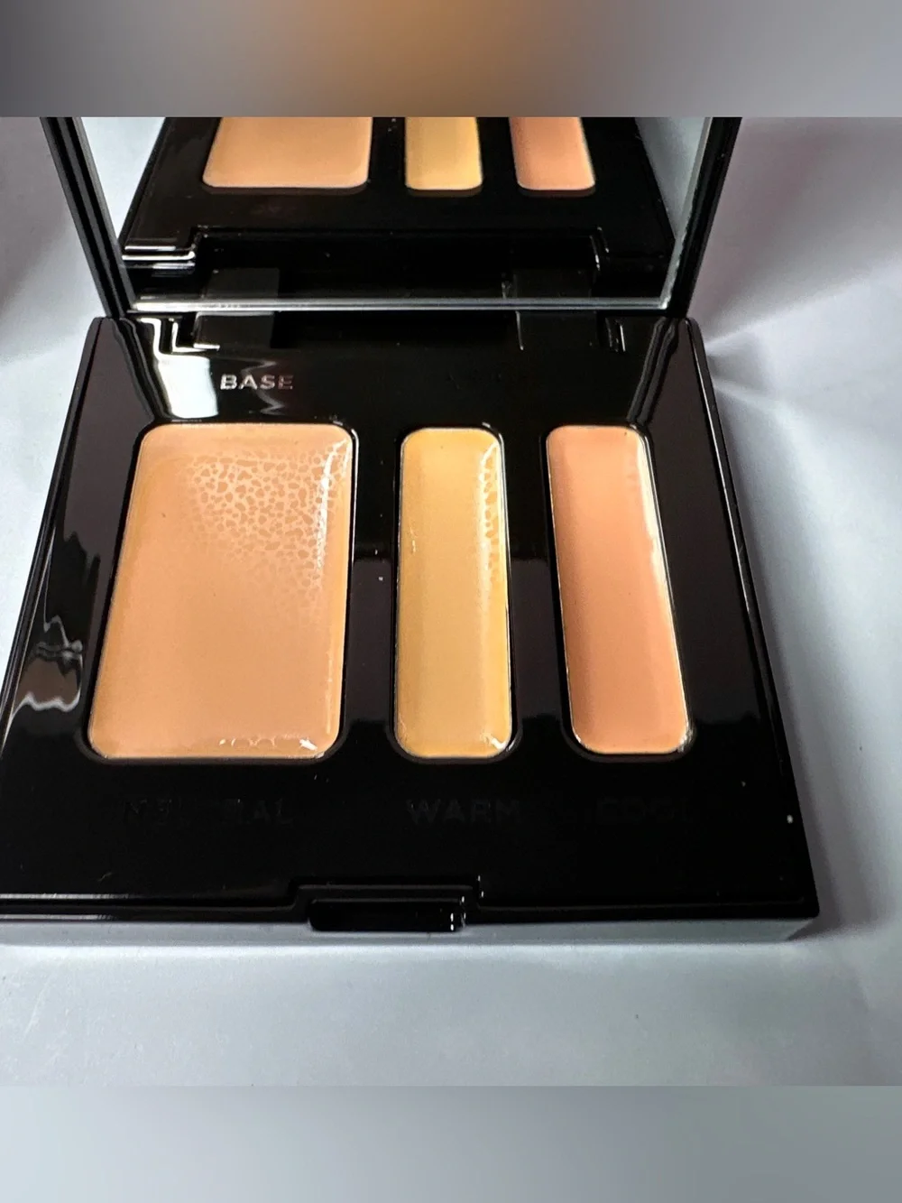 laura mercier Secret Camouflage Complexion Perfector Palette - 02 Peach/Beige